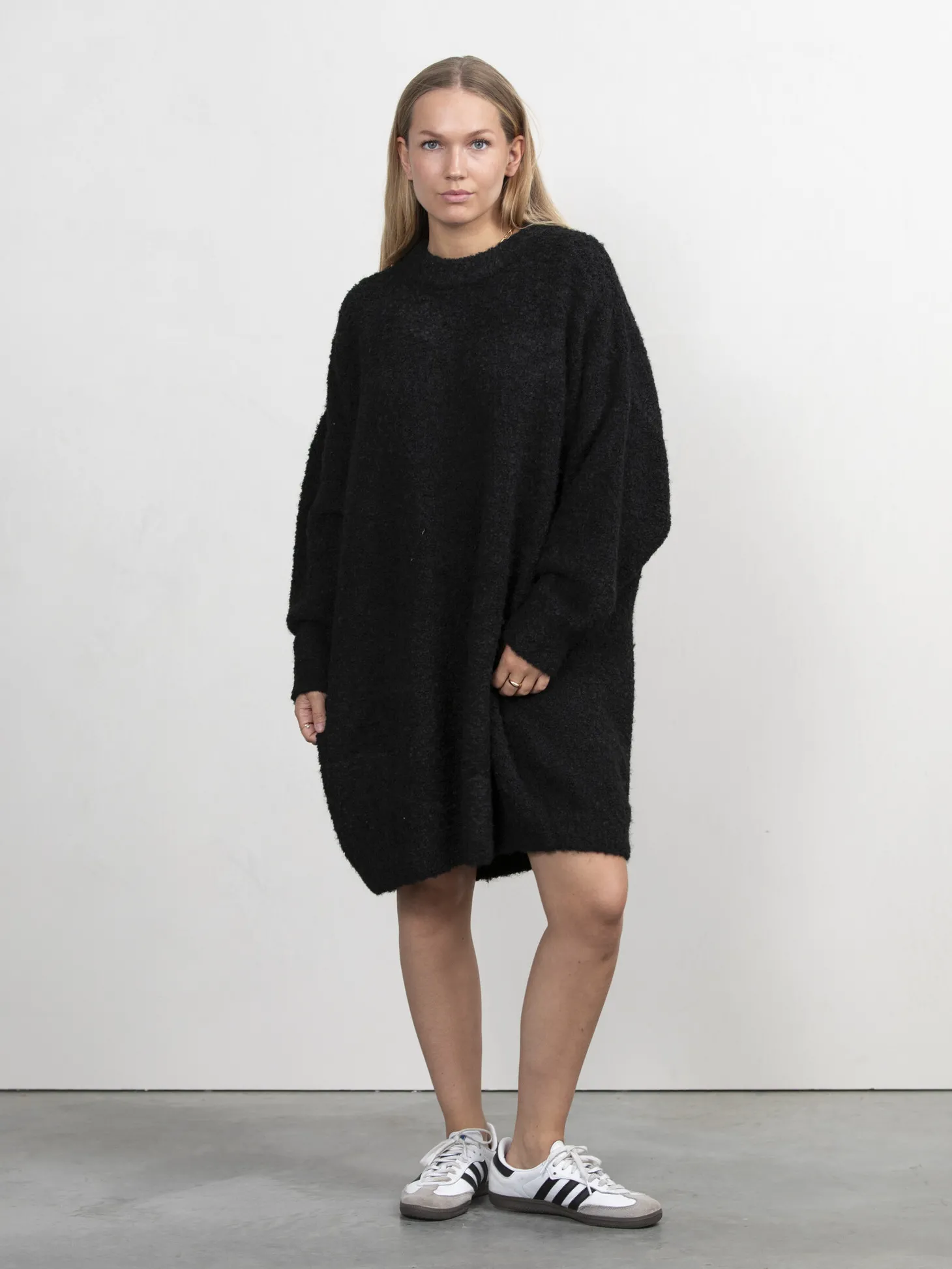 boucle_gebreide_jurk_andres_2.webp Les Soeurs Boucle Gebreide Jurk Andres Black Online