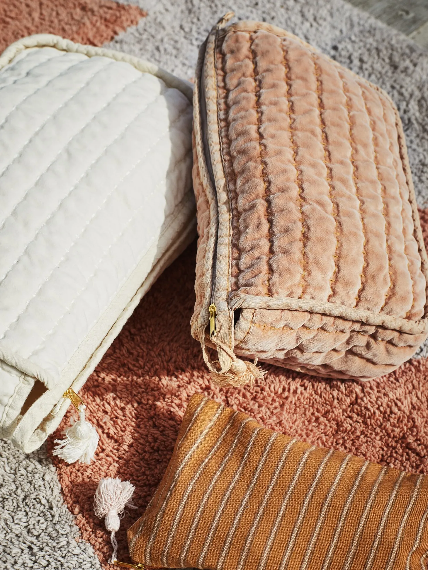 Madam Stoltz Gewatteerde Velvet Toilettas Melon Sorbet Discount