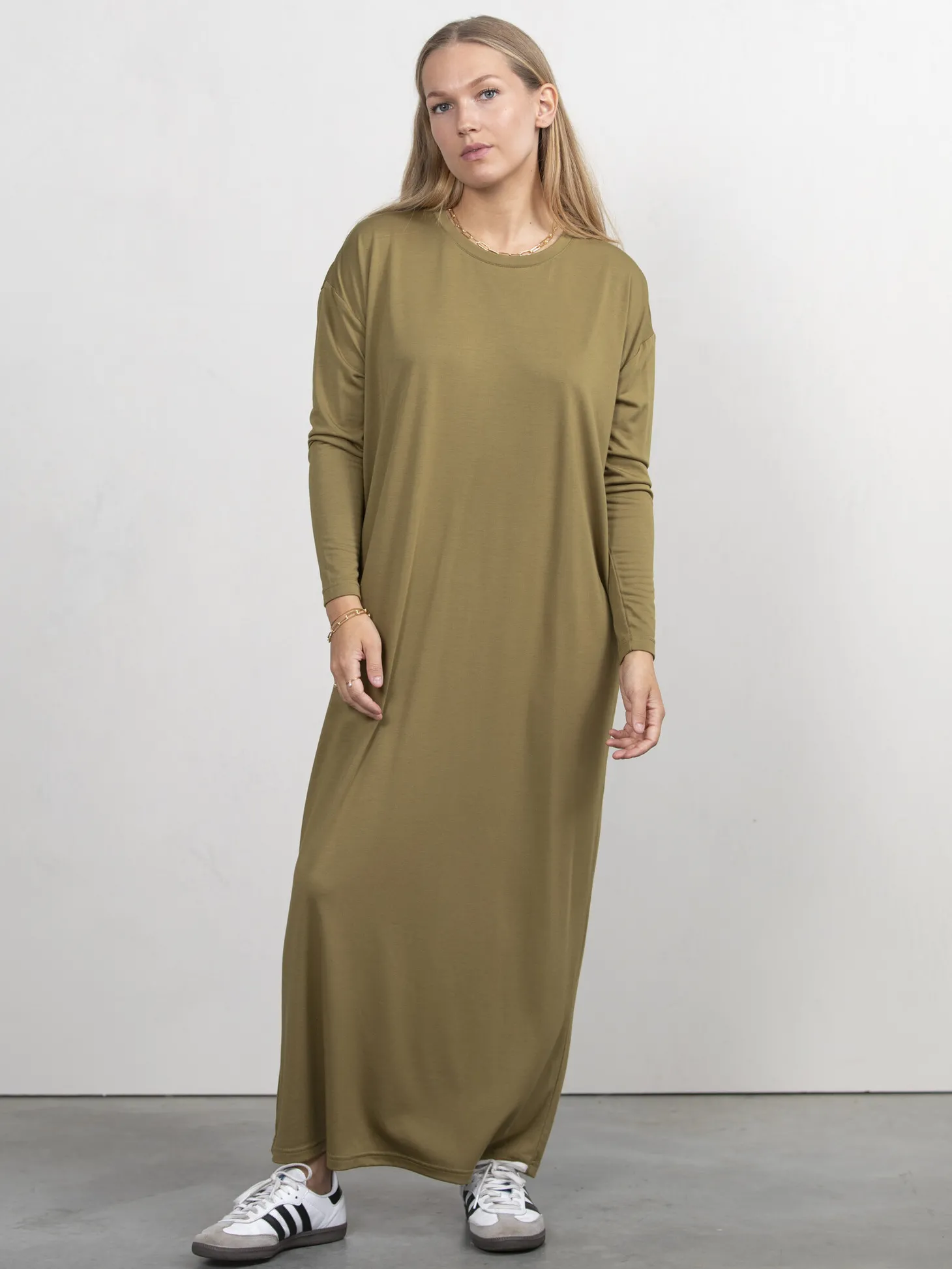 lange_jersey_jurk_anne_2.webp Les Soeurs Lange Jersey Jurk Anne Olive Store