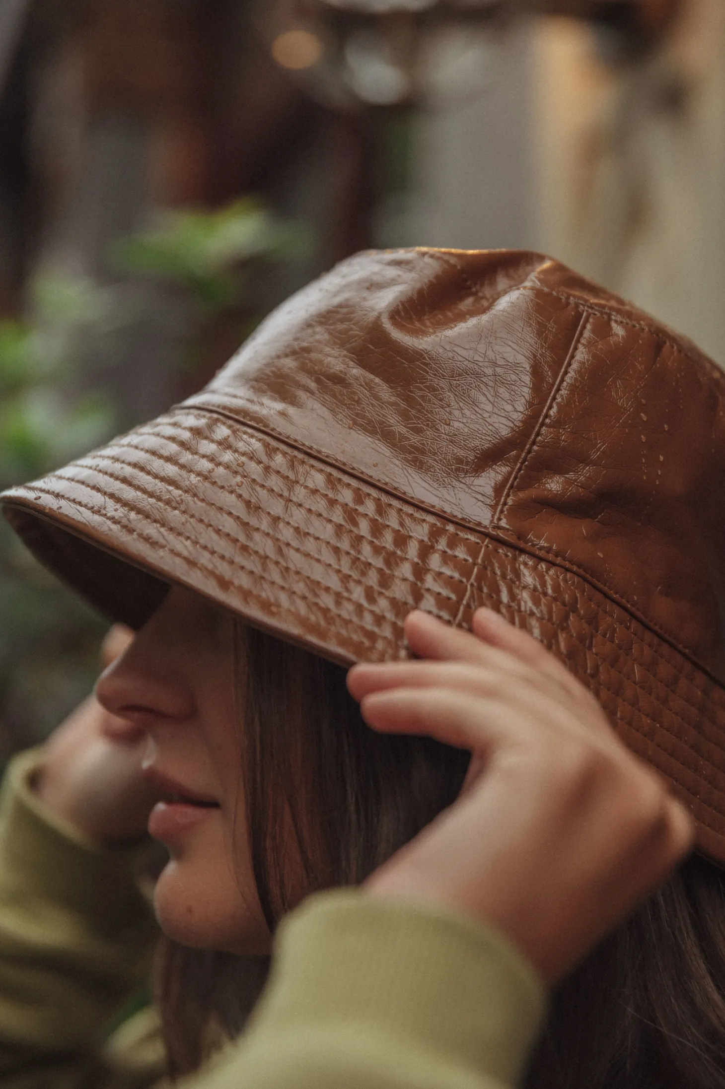 vegan_leren_bucket_hat_penny_3.webp Les Soeurs Vegan Leren Bucket Hat Penny Toffee Flash Sale