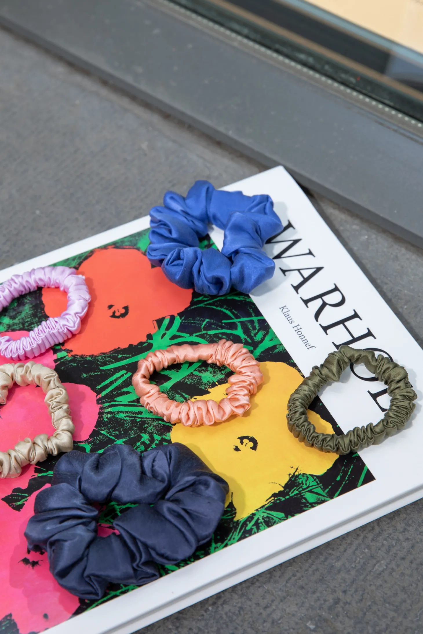 zijden_scrunchie_2-3.webp Les Soeurs Zijden Scrunchie Champagne Best Sale